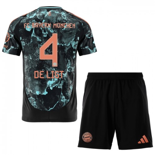 Conjunto FC Bayern de Munique De Ligt 4 Equipamento Alternativo 2024-25 - Criança Conjunto FC Bayern de Munique De Ligt 4 Equipamento Alternativo 2024-25 - Criança